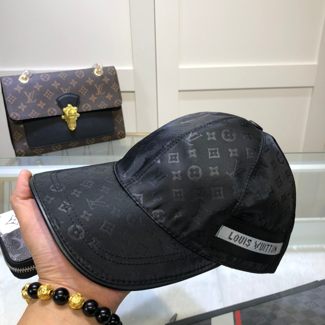 Classic plaid pattern light luxury baseball cap