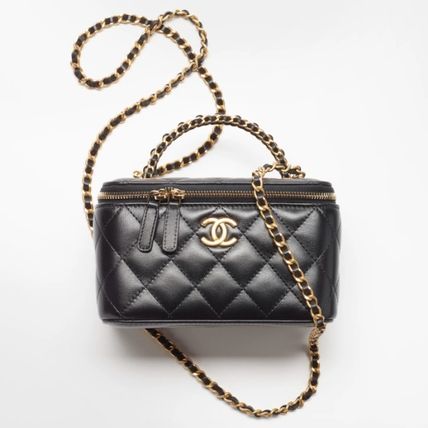 🔥Published in CLASSY magazine🔥! CHANEL💓Loved by women all over the world! Chanel Lambskin Vanity Bag